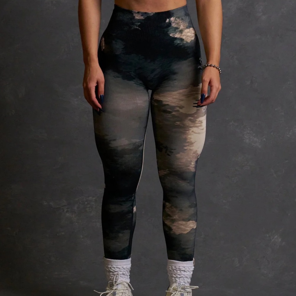 HESH V2 "EVERSON SEAMLESS" SCRUNCH LEGGINGS IN SANDSTORM MARBLE WASH